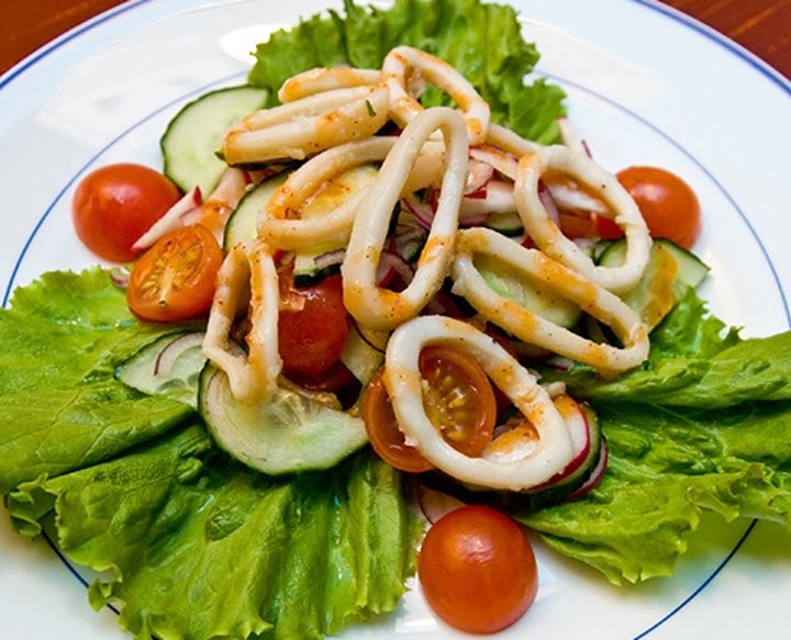Грибной салат с кальмарами